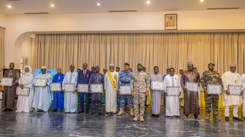 CEREMONIE DE DECORATION : Le Chef de l’État préside une cérémonie de reconnaissance des mérites nationaux