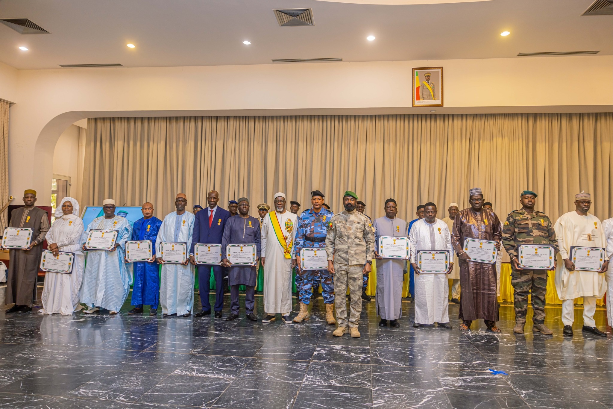 CEREMONIE DE DECORATION : Le Chef de l’État préside une cérémonie de reconnaissance des mérites nationaux