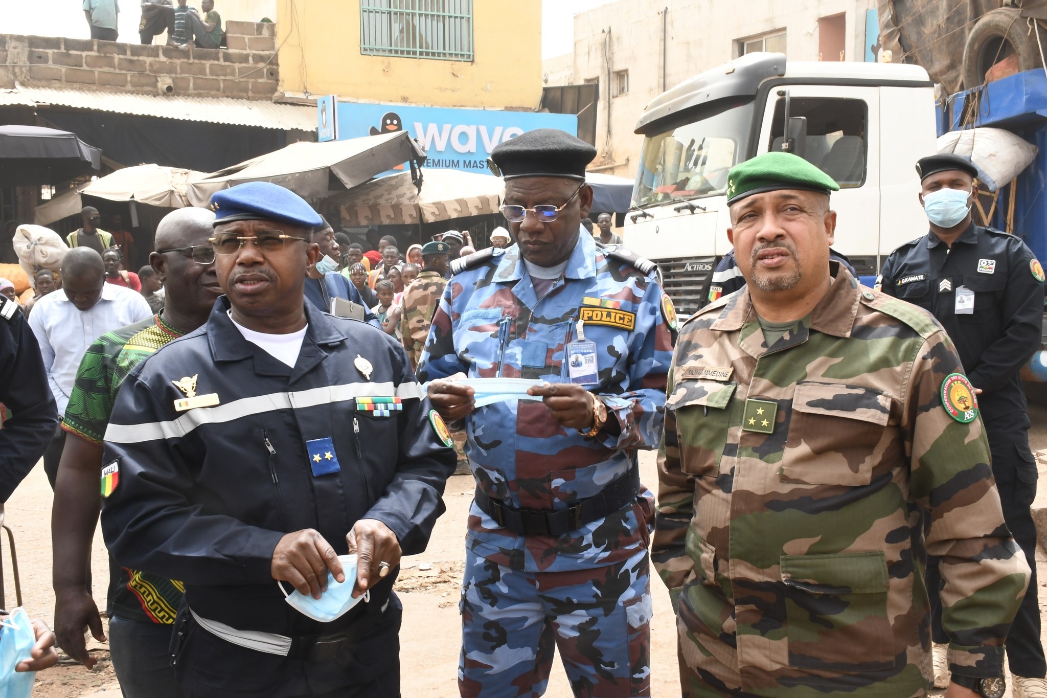 INCENDIE AU MARCHE DE MEDINE : Le Ministre de la Sécurité et de la Protection Civile et son collègue de l’Industrie et du Commerce sur le terrain pour soutenir les sinistrés