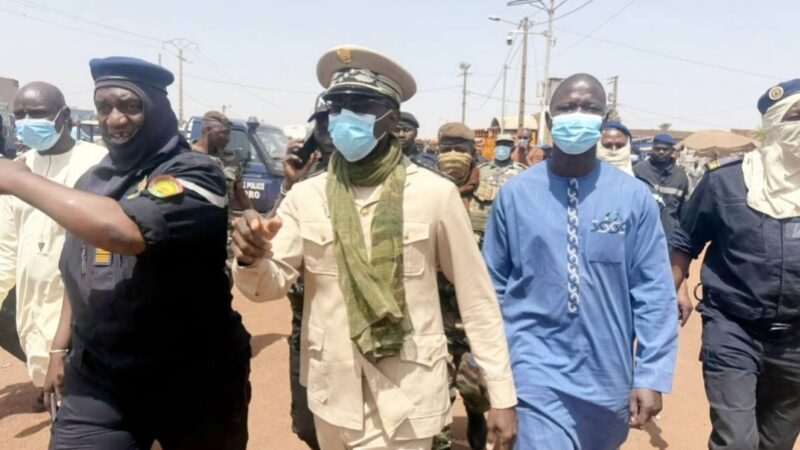 Le Gouverneur en visite au marché incendié de Niamanan