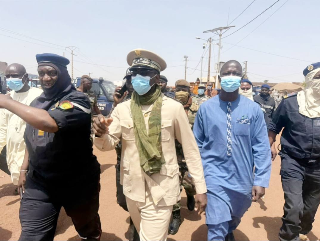 Le Gouverneur en visite au marché incendié de Niamanan