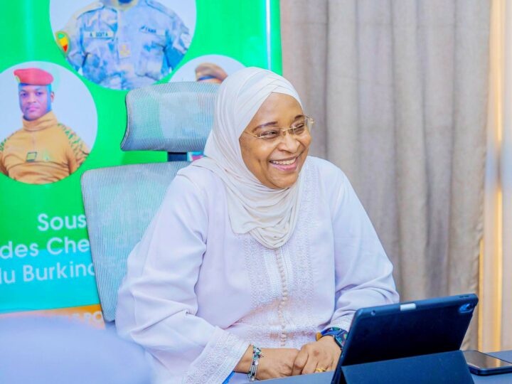 𝐒𝐚𝐧𝐭𝐞́ : 𝐥𝐞 𝐦𝐢𝐧𝐢𝐬𝐭𝐞̀𝐫𝐞 𝐞́𝐜𝐡𝐚𝐧𝐠𝐞 𝐚𝐯𝐞𝐜 𝐥𝐞𝐬 𝐬𝐲𝐧𝐝𝐢𝐜𝐚𝐭𝐬 𝐝𝐞𝐬 𝐩𝐡𝐚𝐫𝐦𝐚𝐜𝐢𝐞𝐧𝐬 𝐬𝐮𝐫 𝐥𝐞𝐬 𝐝𝐞́𝐟𝐢𝐬 𝐝𝐮 𝐬𝐞𝐜𝐭𝐞𝐮𝐫