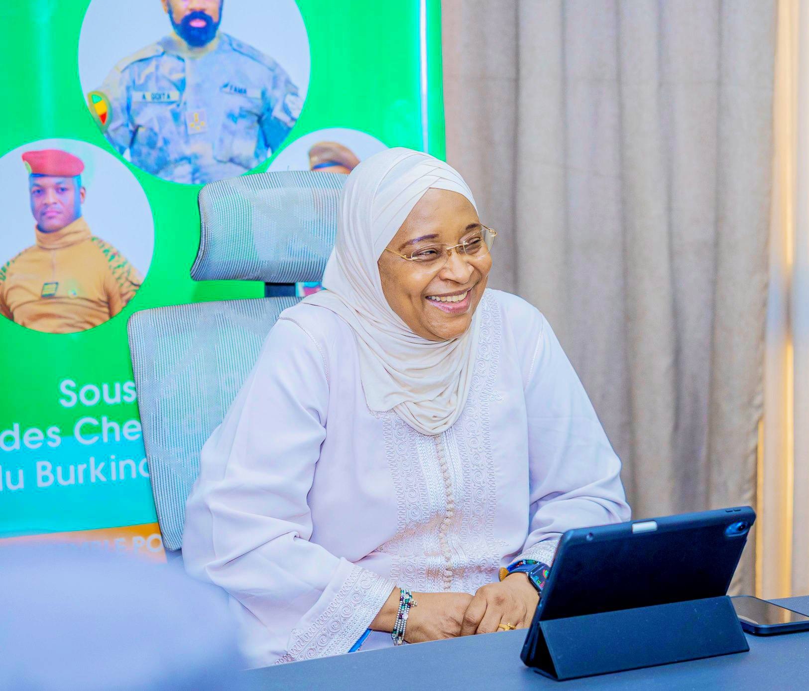 𝐒𝐚𝐧𝐭𝐞́ : 𝐥𝐞 𝐦𝐢𝐧𝐢𝐬𝐭𝐞̀𝐫𝐞 𝐞́𝐜𝐡𝐚𝐧𝐠𝐞 𝐚𝐯𝐞𝐜 𝐥𝐞𝐬 𝐬𝐲𝐧𝐝𝐢𝐜𝐚𝐭𝐬 𝐝𝐞𝐬 𝐩𝐡𝐚𝐫𝐦𝐚𝐜𝐢𝐞𝐧𝐬 𝐬𝐮𝐫 𝐥𝐞𝐬 𝐝𝐞́𝐟𝐢𝐬 𝐝𝐮 𝐬𝐞𝐜𝐭𝐞𝐮𝐫