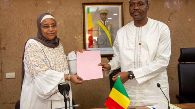 𝐑𝐞𝐦𝐢𝐬𝐞 𝐨𝐟𝐟𝐢𝐜𝐢𝐞𝐥𝐥𝐞 𝐝𝐞𝐬 𝐜𝐚𝐫𝐭𝐞𝐬 𝐞𝐭 𝐜𝐨𝐦𝐩𝐭𝐞𝐬 𝐛𝐚𝐧𝐜𝐚𝐢𝐫𝐞𝐬 𝐚𝐮𝐱 𝐞𝐧𝐟𝐚𝐧𝐭𝐬 𝐝𝐞𝐬 𝐜𝐡𝐚𝐮𝐟𝐟𝐞𝐮𝐫𝐬 𝐯𝐢𝐜𝐭𝐢𝐦𝐞𝐬 𝐝’𝐚𝐭𝐭𝐚𝐪𝐮𝐞𝐬 𝐭𝐞𝐫𝐫𝐨𝐫𝐢𝐬𝐭𝐞𝐬