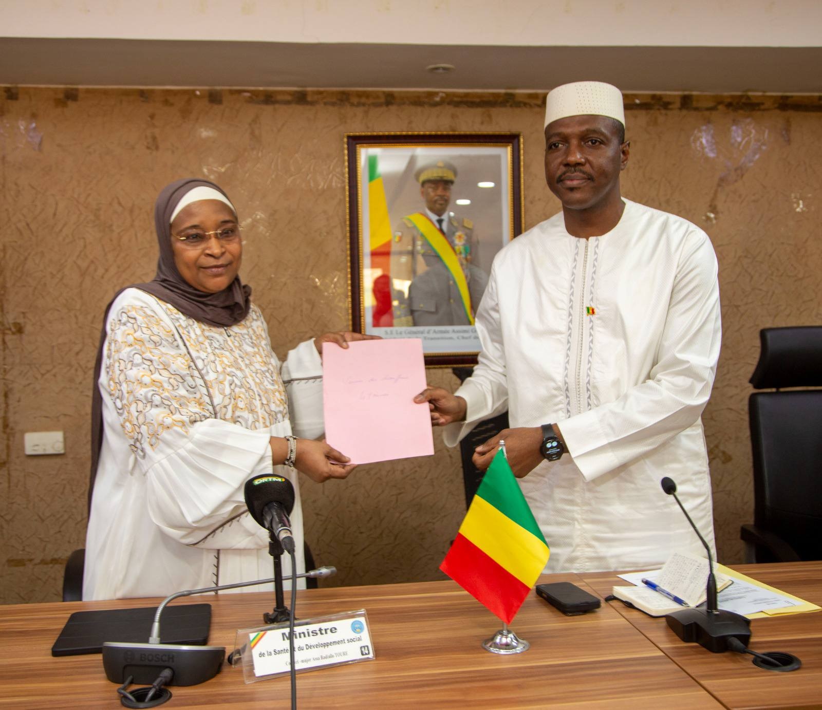 𝐑𝐞𝐦𝐢𝐬𝐞 𝐨𝐟𝐟𝐢𝐜𝐢𝐞𝐥𝐥𝐞 𝐝𝐞𝐬 𝐜𝐚𝐫𝐭𝐞𝐬 𝐞𝐭 𝐜𝐨𝐦𝐩𝐭𝐞𝐬 𝐛𝐚𝐧𝐜𝐚𝐢𝐫𝐞𝐬 𝐚𝐮𝐱 𝐞𝐧𝐟𝐚𝐧𝐭𝐬 𝐝𝐞𝐬 𝐜𝐡𝐚𝐮𝐟𝐟𝐞𝐮𝐫𝐬 𝐯𝐢𝐜𝐭𝐢𝐦𝐞𝐬 𝐝’𝐚𝐭𝐭𝐚𝐪𝐮𝐞𝐬 𝐭𝐞𝐫𝐫𝐨𝐫𝐢𝐬𝐭𝐞𝐬