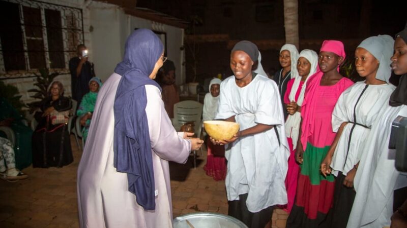 𝐒𝐚𝐥𝐚 𝐖𝐚𝐥𝐞́ 𝐖𝐚𝐥𝐞́, 𝐬𝐲𝐦𝐛𝐢𝐨𝐬𝐞 𝐞𝐧𝐭𝐫𝐞 𝐭𝐫𝐚𝐝𝐢𝐭𝐢𝐨𝐧 𝐞𝐭 𝐫𝐞𝐥𝐢𝐠𝐢𝐨𝐧 𝐬’𝐢𝐧𝐯𝐢𝐭𝐞 𝐜𝐡𝐞𝐳 𝐥𝐞 𝐦𝐢𝐧𝐢𝐬𝐭𝐫𝐞 𝐀𝐬𝐬𝐚 𝐁𝐚𝐝𝐢𝐚𝐥𝐥𝐨 𝐓𝐎𝐔𝐑𝐄́.