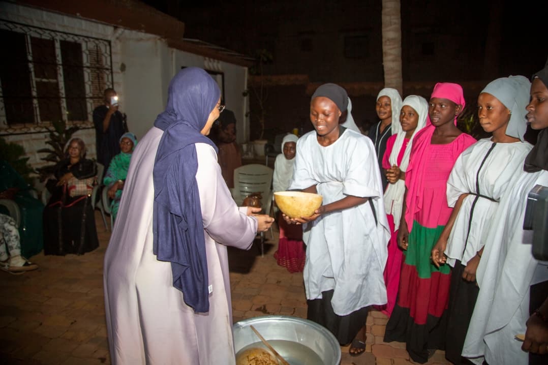 𝐒𝐚𝐥𝐚 𝐖𝐚𝐥𝐞́ 𝐖𝐚𝐥𝐞́, 𝐬𝐲𝐦𝐛𝐢𝐨𝐬𝐞 𝐞𝐧𝐭𝐫𝐞 𝐭𝐫𝐚𝐝𝐢𝐭𝐢𝐨𝐧 𝐞𝐭 𝐫𝐞𝐥𝐢𝐠𝐢𝐨𝐧 𝐬’𝐢𝐧𝐯𝐢𝐭𝐞 𝐜𝐡𝐞𝐳 𝐥𝐞 𝐦𝐢𝐧𝐢𝐬𝐭𝐫𝐞 𝐀𝐬𝐬𝐚 𝐁𝐚𝐝𝐢𝐚𝐥𝐥𝐨 𝐓𝐎𝐔𝐑𝐄́.