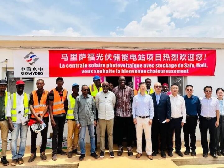 Mali : le ministre de l’énergie et l’ambassadeur de Chine sur le chantier de la centrale solaire de Safo