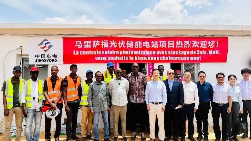 Mali : le ministre de l’énergie et l’ambassadeur de Chine sur le chantier de la centrale solaire de Safo