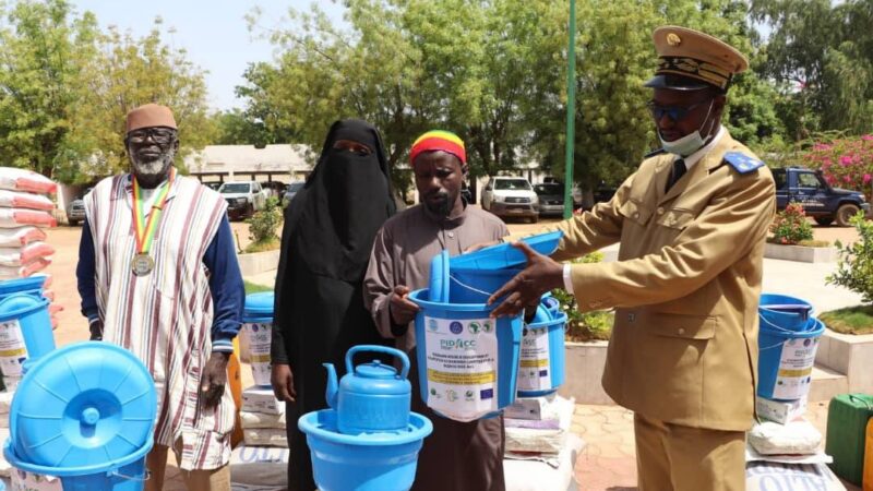 ‎100 kits alimentaires et 200 sacs de riz distribués aux déplacés internés et victimes d&rsquo;inondations