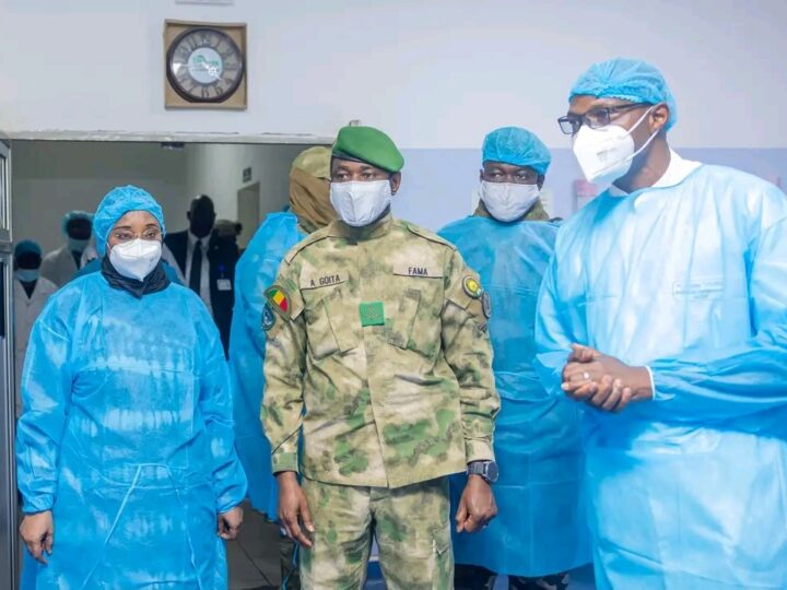 ATTAQUE DU 25 AVRIL : Visite du Président de la Transition aux blessés et condoléances à la famille du Général de corps d’Armée Sadio CAMARA