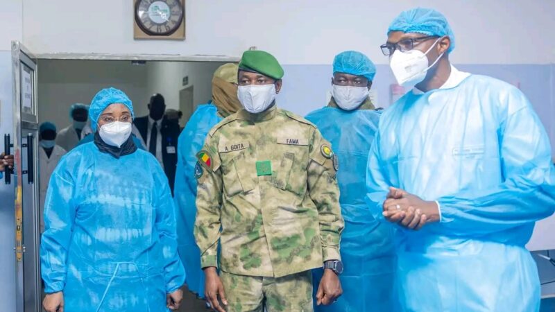 ATTAQUE DU 25 AVRIL : Visite du Président de la Transition aux blessés et condoléances à la famille du Général de corps d’Armée Sadio CAMARA