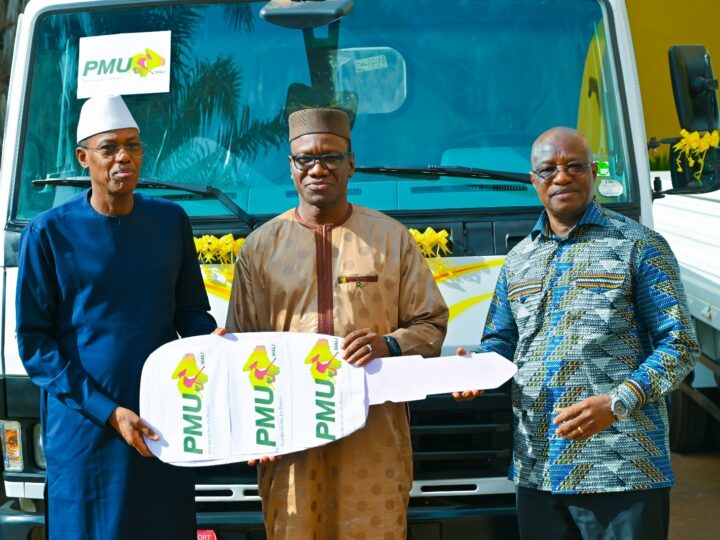 Appui aux Collectivités : PMU Mali offre trois camions-bennes au ministère de l’Administration Territoriale