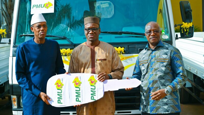 Appui aux Collectivités : PMU Mali offre trois camions-bennes au ministère de l’Administration Territoriale