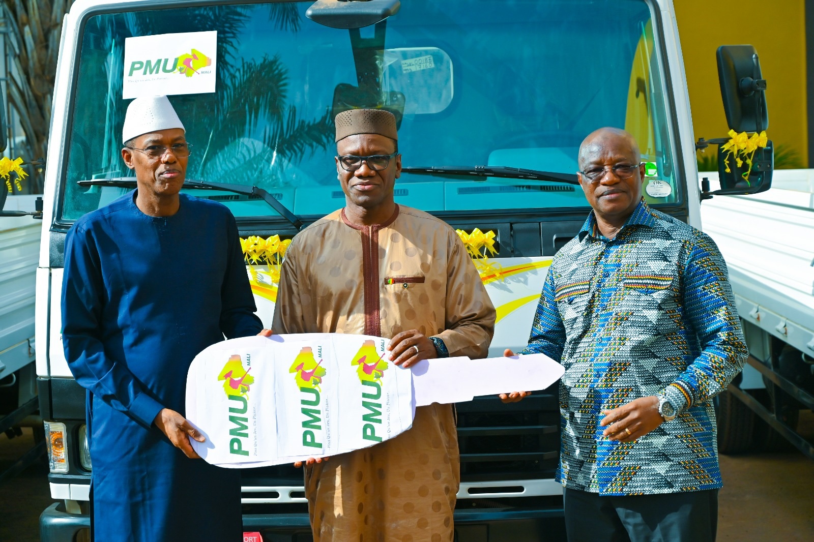 Appui aux Collectivités : PMU Mali offre trois camions-bennes au ministère de l’Administration Territoriale