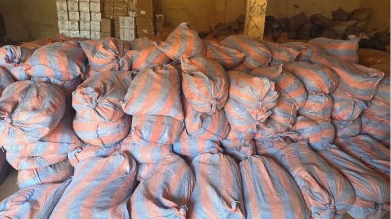 Ségou : les Douanes saisissent cinq tonnes de cyanure dissimulées dans un chargement de marchandises