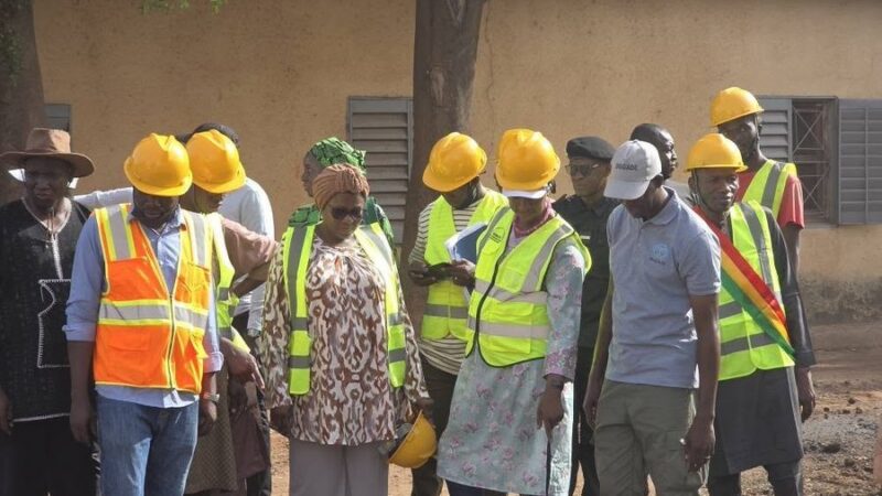 Bamako : les ministres de l&rsquo;Environnement et des Transports supervisent les travaux de curage des collecteurs
