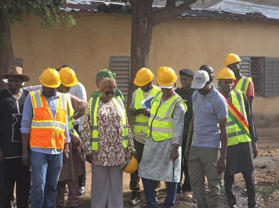 Bamako : les ministres de l&rsquo;Environnement et des Transports supervisent les travaux de curage des collecteurs