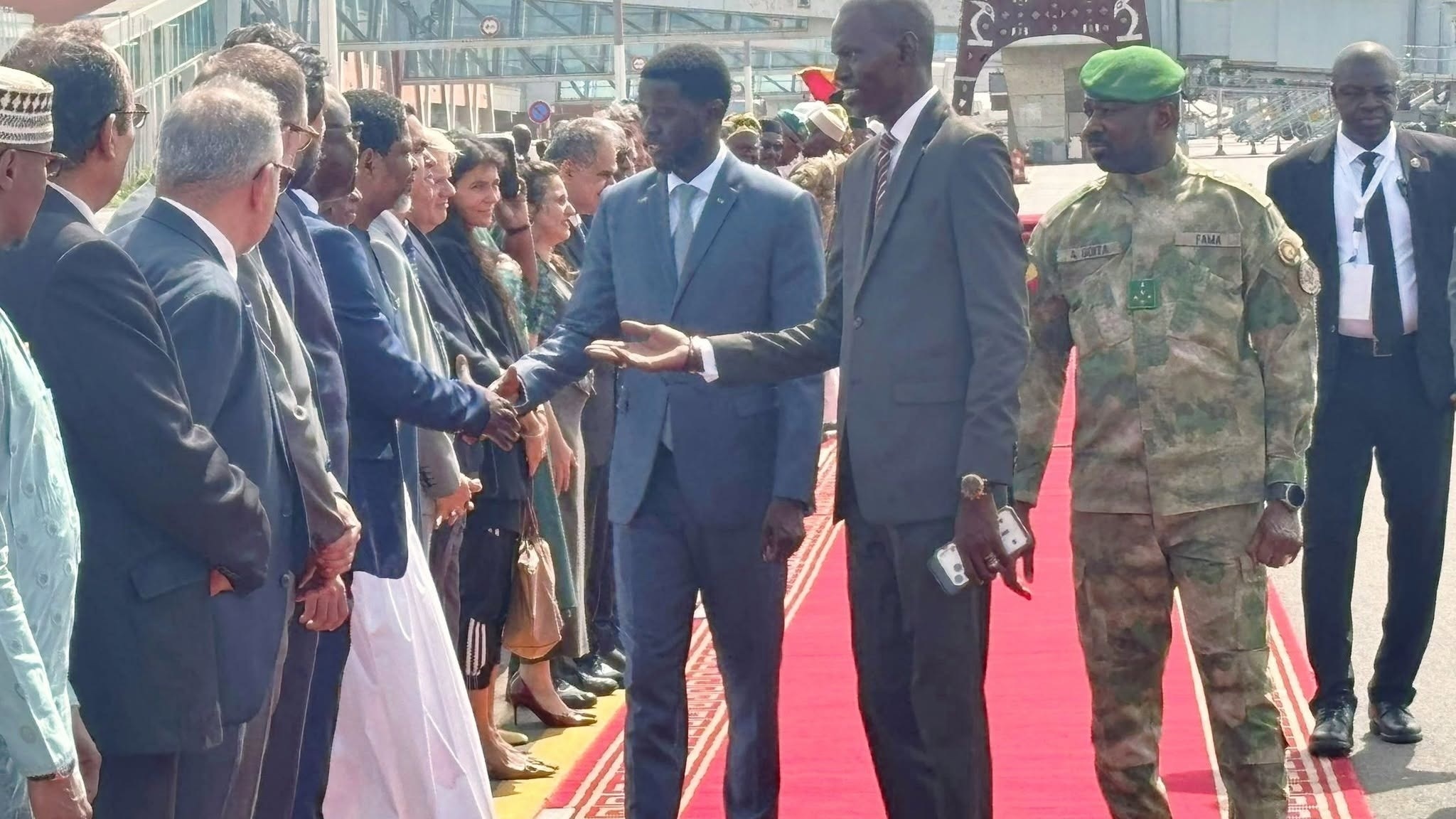 Mali-Sénégal : Bassirou Diomaye Faye accueilli par le Général Assimi Goïta
