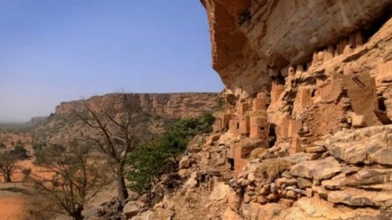 Falaises de Bandiagara face aux changements climatiques : Le Mali, l’UNESCO et ALIPH lancent une nouvelle phase de sauvegarde