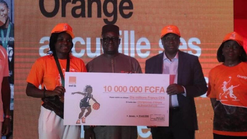 AfrobasketU18: Orange Mali remet 10 millions FCFA aux U18, Championnes d’Afrique
