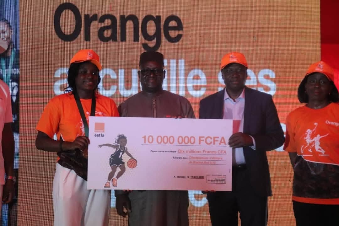 AfrobasketU18: Orange Mali remet 10 millions FCFA aux U18, Championnes d’Afrique