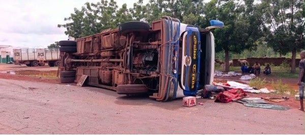 BLA: Un mort et 30 blessés dans le renversement d’un car sur la RN6