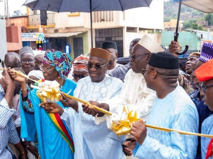 INAUGURATION DU GROUPE SCOLAIRE DE KOULOUBA: Le ministre SY SAVANE coupe le ruban symbolique.