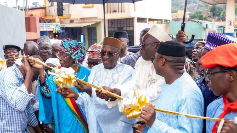 INAUGURATION DU GROUPE SCOLAIRE DE KOULOUBA: Le ministre SY SAVANE coupe le ruban symbolique.
