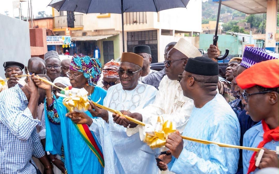 INAUGURATION DU GROUPE SCOLAIRE DE KOULOUBA: Le ministre SY SAVANE coupe le ruban symbolique.