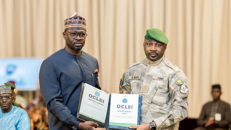 Mali : l’OCLEI remet ses rapports 2021 et 2024 à Assimi Goïta et appelle à renforcer la lutte contre l’enrichissement illicite