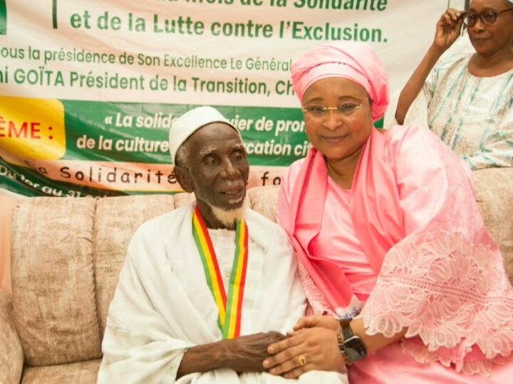 Mois de la Solidarité et de la lutte contre l&rsquo;exclusion: le Président de la transition rend visite au doyen d&rsquo;âge de Bamako pour honorer l&rsquo;âge et la sagesse