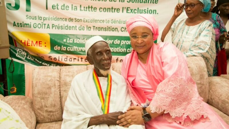 Mois de la Solidarité et de la lutte contre l&rsquo;exclusion: le Président de la transition rend visite au doyen d&rsquo;âge de Bamako pour honorer l&rsquo;âge et la sagesse