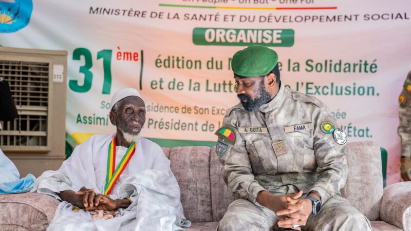 Mois de la solidarité et de la lutte contre l&rsquo;exclusion : le Président de la Transition rend visite au doyen d&rsquo;âge du District de Bamako